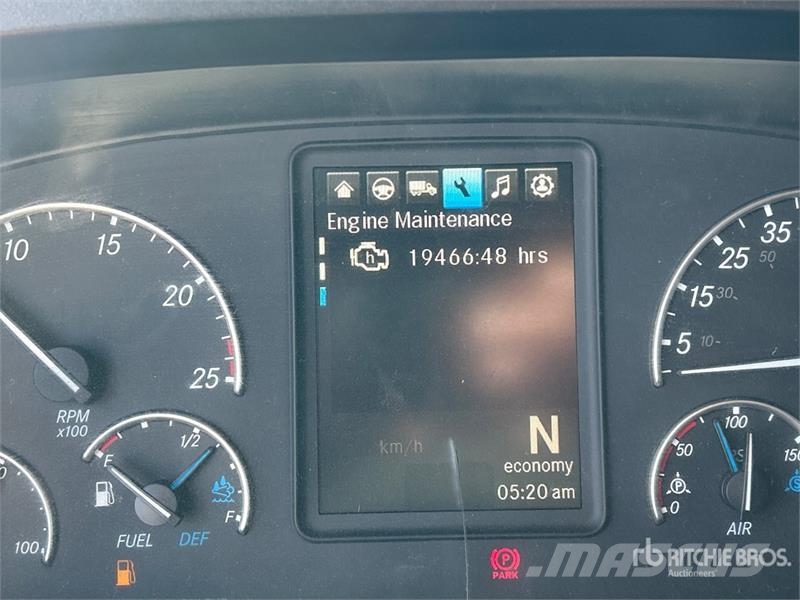 Freightliner Cascadia 126 6x4 T/A Sleeper Truck Tractor Sadulveokid