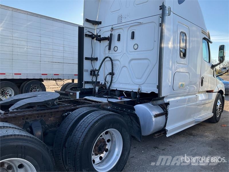 Freightliner Cascadia 126 6x4 T/A Sleeper Truck Tractor Motrici e Trattori Stradali