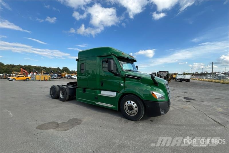 Freightliner Cascadia 126 6x4 T/A Sleeper Truck Tractor Tegljači
