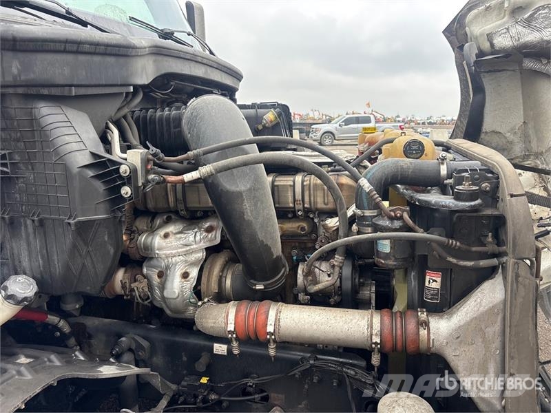 Freightliner Cascadia 126 6x4 T/A Sleeper Truck Tractor Camiones tractor