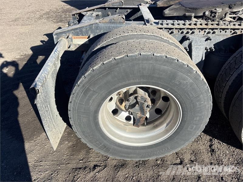 Freightliner Cascadia 126 6x4 T/A Sleeper Truck Tractor Тягачі