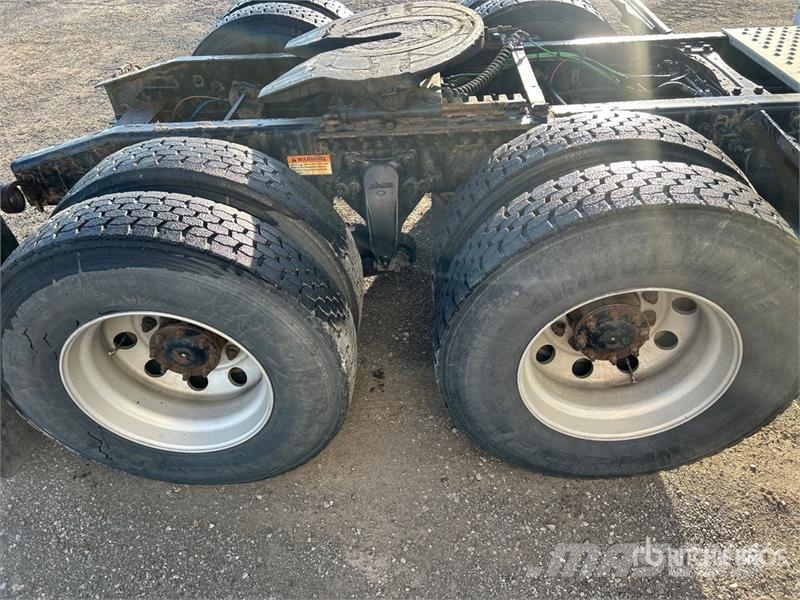 Freightliner Cascadia 126 6x4 T/A Sleeper Truck Tractor Vetopöytäautot