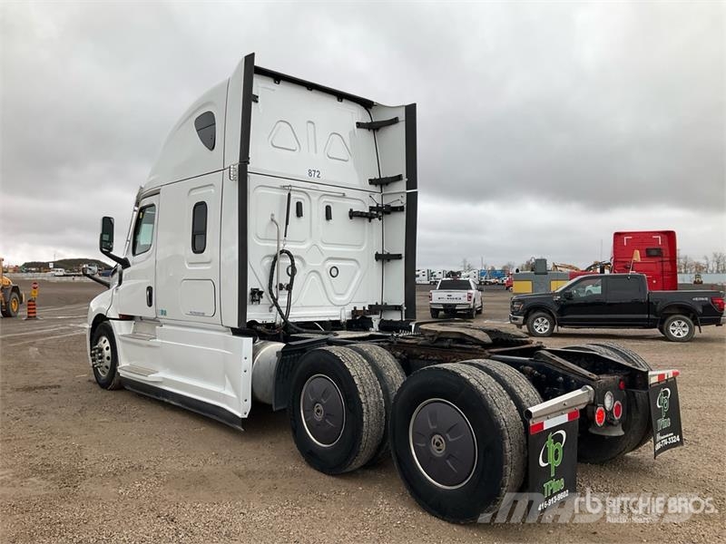 Freightliner Cascadia 126 6x4 T/A Sleeper Truck Tractor Vetopöytäautot