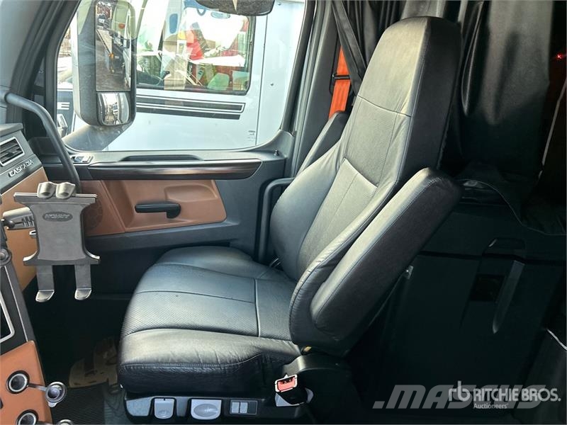 Freightliner Cascadia 126 6x4 T/A Sleeper Truck Tractor Trekkers