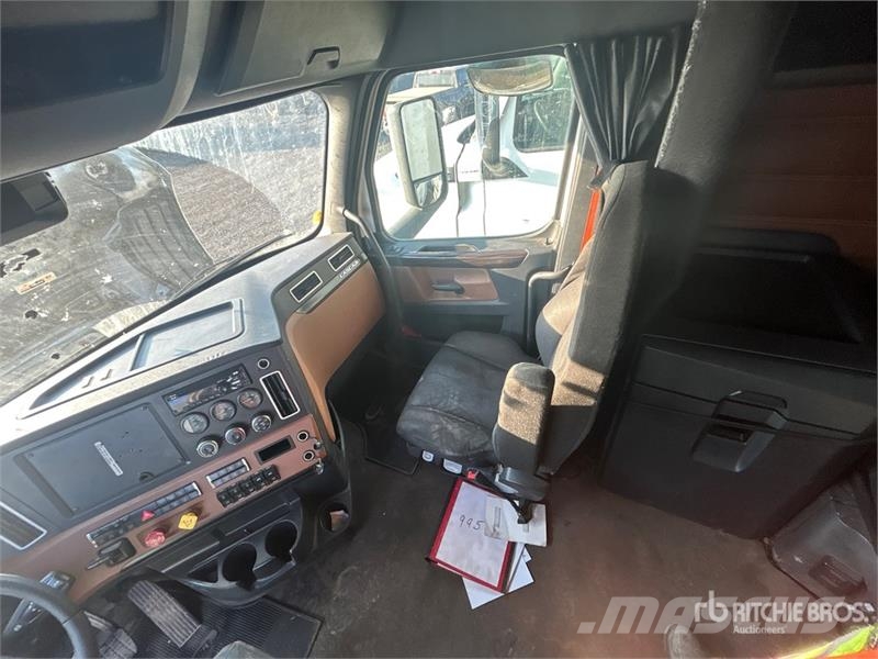 Freightliner Cascadia 126 6x4 T/A Sleeper Truck Tractor Vlačilci