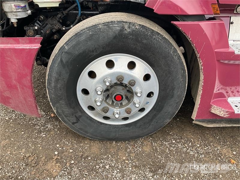 Freightliner Cascadia 126 6x4 T/A Sleeper Truck Tractor Tegljači