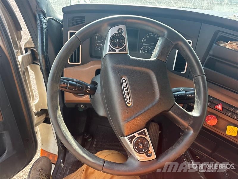 Freightliner Cascadia 126 6x4 T/A Sleeper Truck Tractor Vilcēji