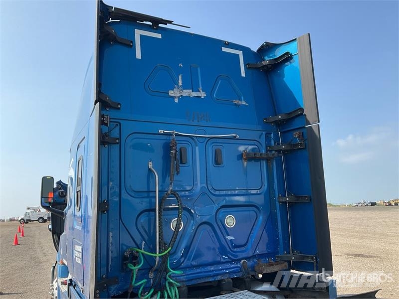 Freightliner Cascadia 126 6x4 T/A Sleeper Truck Tractor Sattelzugmaschinen