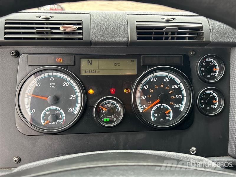 Freightliner Cascadia 125 6x4 T/A Sleeper Truck Tractor Vetopöytäautot
