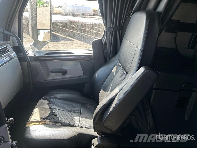 Freightliner Cascadia 126 6x4 T/A Sleeper Truck Tractor Седельные тягачи