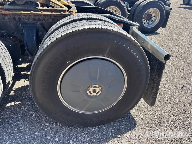 Freightliner Cascadia 126 6x4 T/A Sleeper Truck Tractor Тягачі