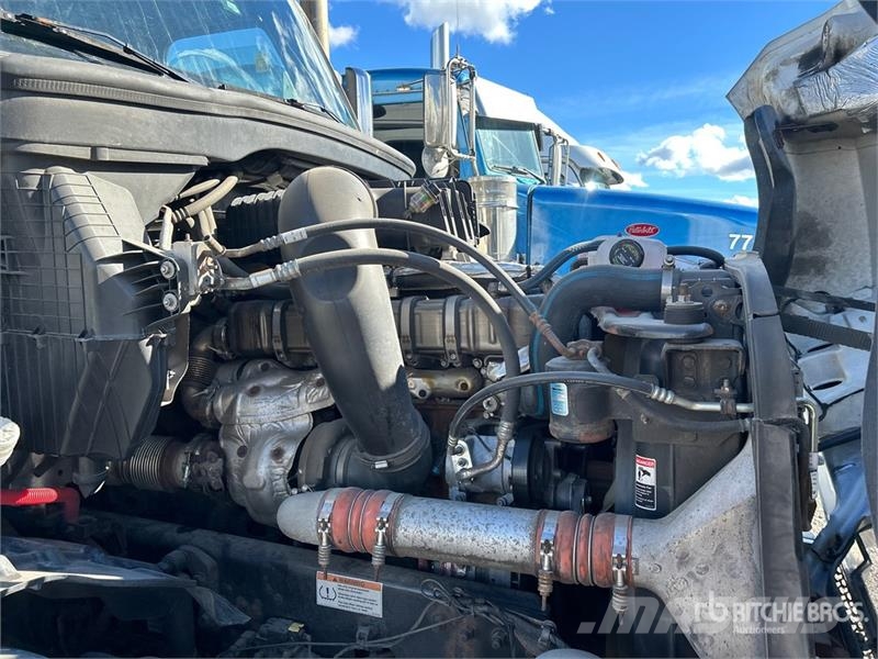 Freightliner Cascadia 126 6x4 T/A Sleeper Truck Tractor Cabezas tractoras