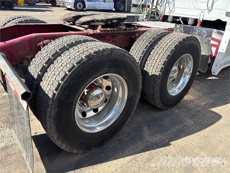 Freightliner Cascadia 126 6x4 T/A Sleeper Truck Tractor Тягачі