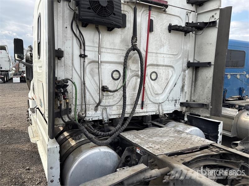 Freightliner Cascadia 126 6x4 T/A Sleeper Truck Tractor Sattelzugmaschinen