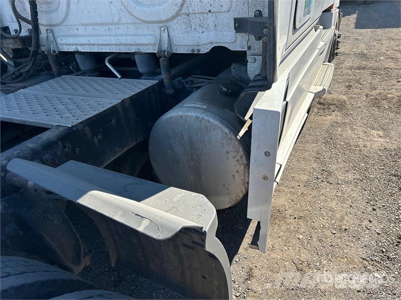 Freightliner Cascadia 126 6x4 T/A Sleeper Truck Tractor Sattelzugmaschinen