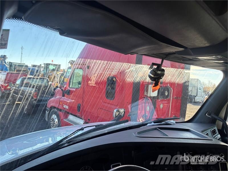 Freightliner Cascadia 126 6x4 T/A Sleeper Truck Tractor Тягачі