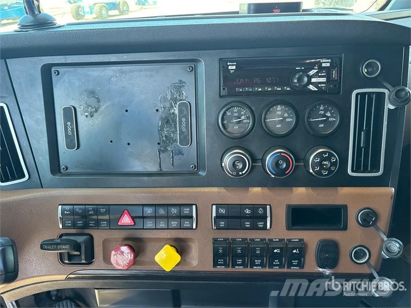 Freightliner Cascadia 126 6x4 T/A Sleeper Truck Tractor Tegljači