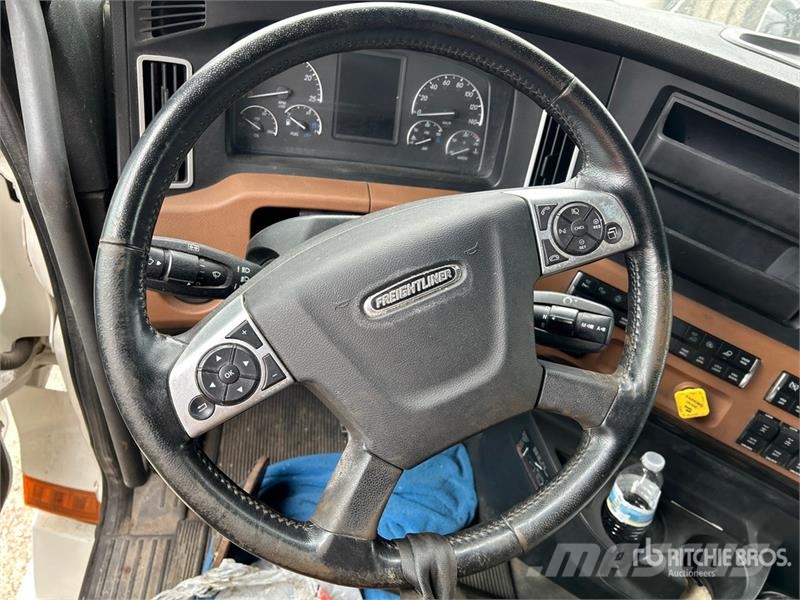 Freightliner Cascadia 126 6x4 T/A Sleeper Truck Tractor (Inoper Tractores (camiões)