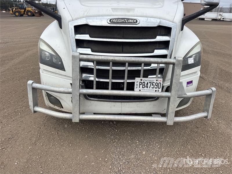 Freightliner Cascadia 126 6x4 T/A Sleeper Truck Tractor Тягачі