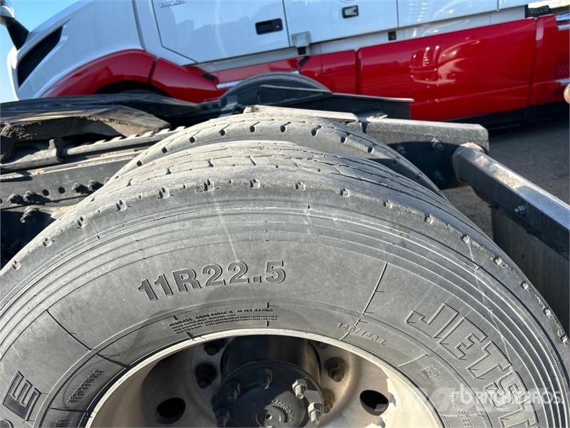 Freightliner Cascadia 125 6x4 T/A Sleeper Truck Tractor Sattelzugmaschinen