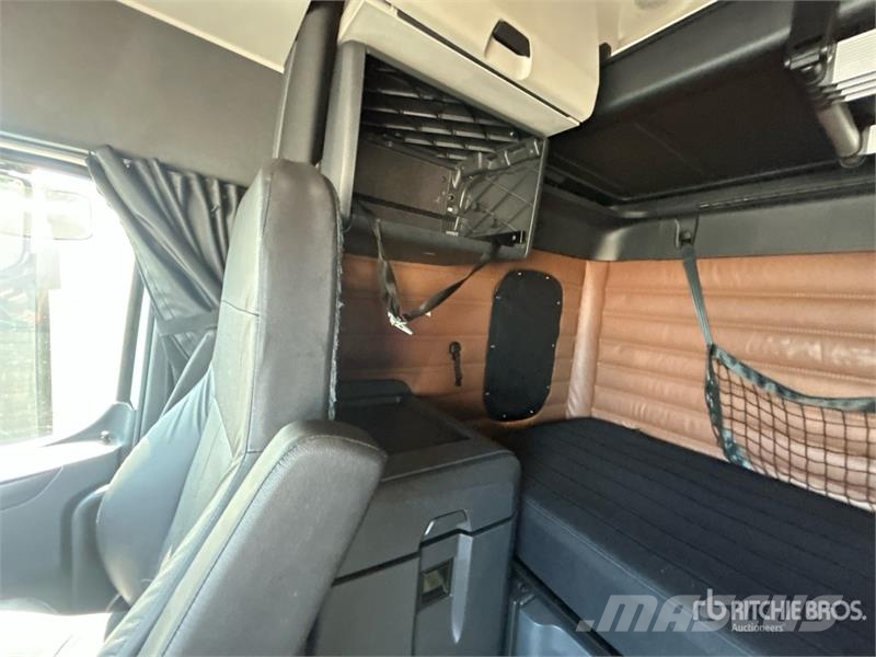 Freightliner Cascadia 126 Tractor Units