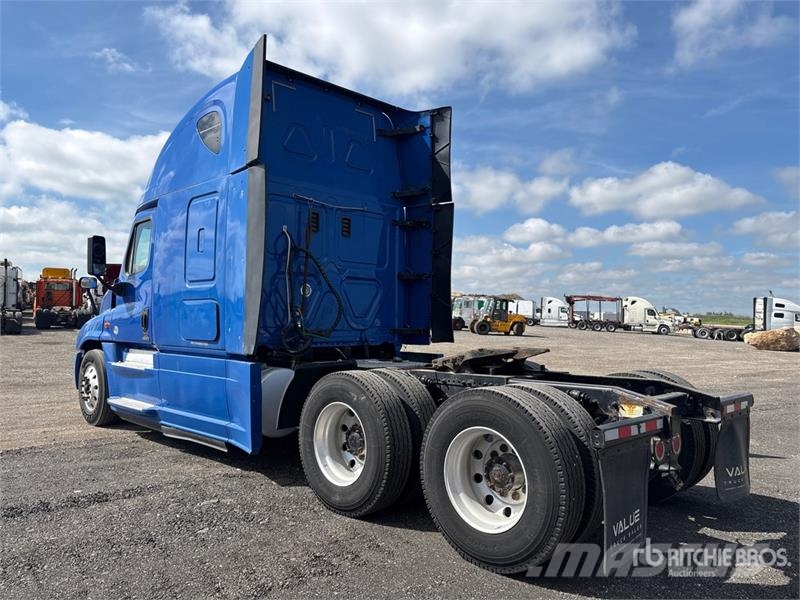 Freightliner Cascadia 125 6x4 Evolution T/A Sleeper Truck Tract Tegljači