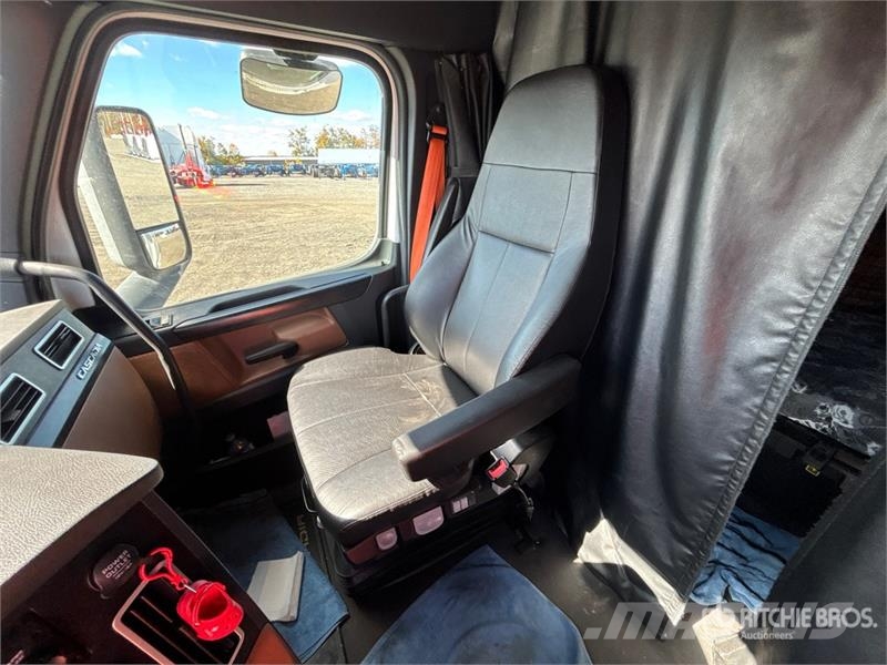 Freightliner Cascadia 126 6x4 T/A Sleeper Truck Tractor Tractores (camiões)