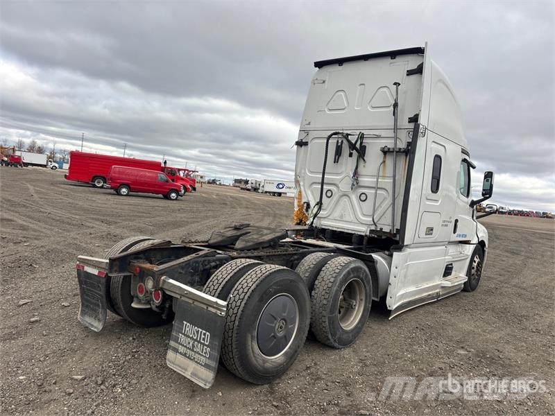 Freightliner Cascadia 126 6x4 T/A Sleeper Truck Tractor Vetopöytäautot