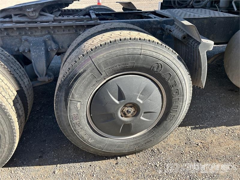 Freightliner Cascadia 126 6x4 T/A Sleeper Truck Tractor Sattelzugmaschinen