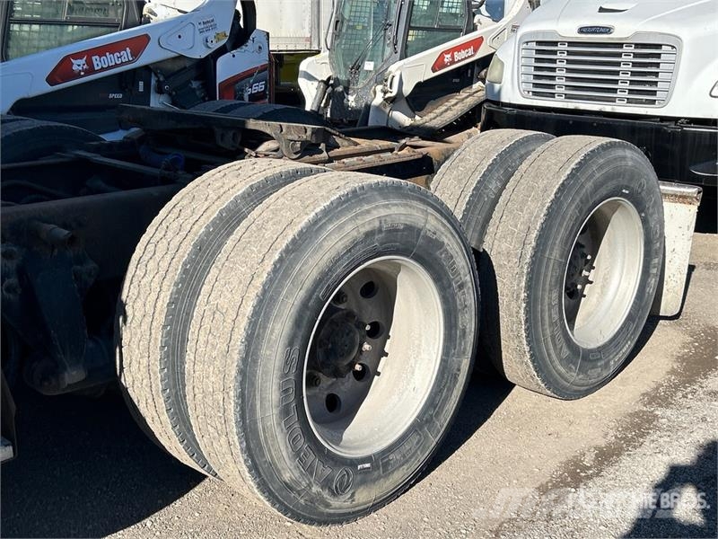 Freightliner Cascadia 125 6x4 T/A Sleeper Truck Tractor Тягачі