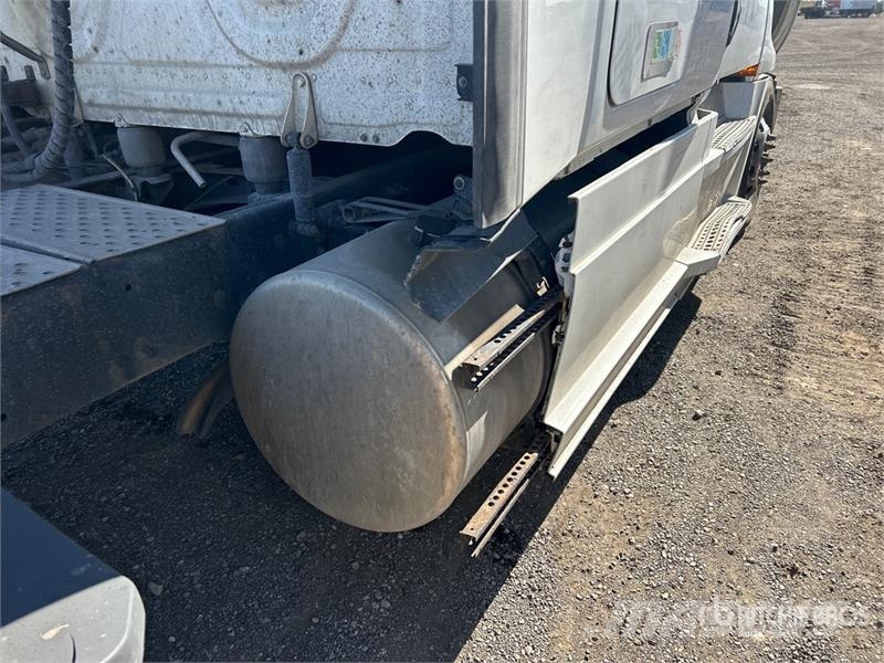 Freightliner Cascadia 126 6x4 T/A Sleeper Truck Tractor Sattelzugmaschinen
