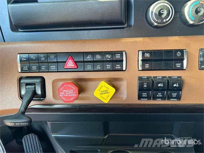 Freightliner Cascadia 126 6x4 T/A Sleeper Truck Tractor Седельные тягачи