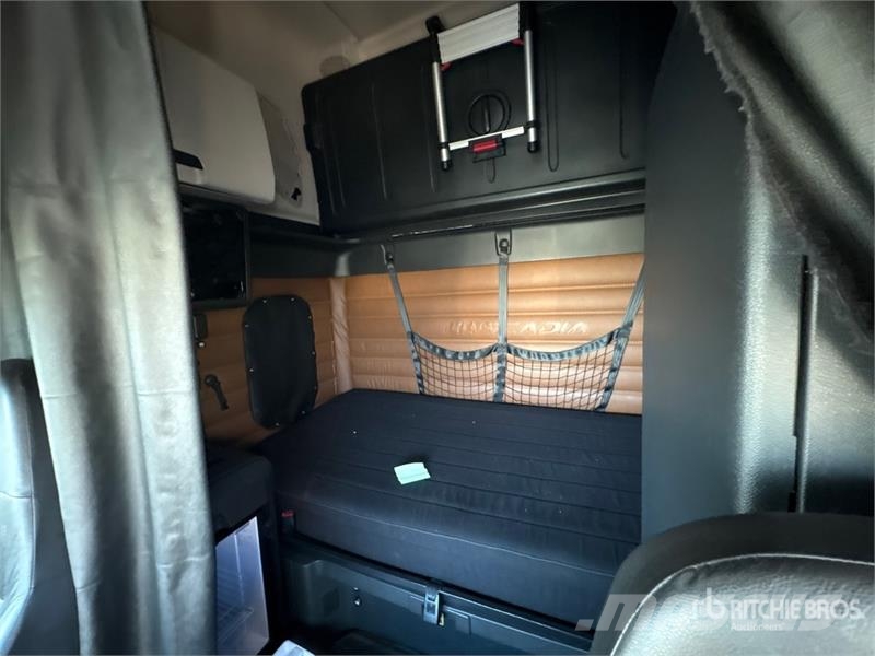 Freightliner Cascadia 126 6x4 T/A Sleeper Truck Tractor Седельные тягачи