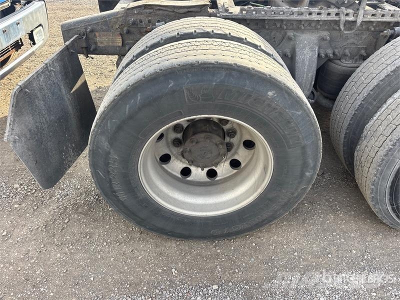 Freightliner Cascadia 125 6x4 T/A Sleeper Truck Tractor Tegljači