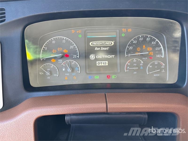 Freightliner Cascadia 126 6x4 T/A Sleeper Truck Tractor Cavalos mecânicos