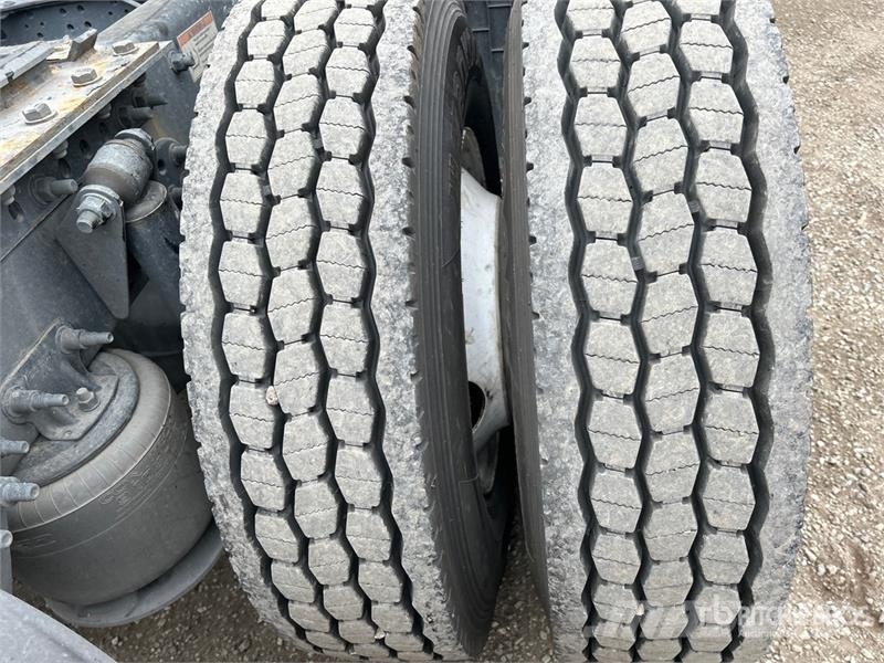 Freightliner Cascadia 126 6x4 T/A Sleeper Truck Tractor Tractor Units