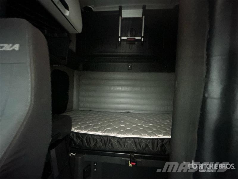Freightliner Cascadia 126 Truck Tractor Units