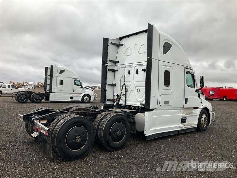 Freightliner Cascadia 126 6x4 T/A Sleeper Truck Tractor Vetopöytäautot