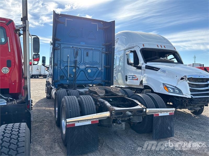 Freightliner Cascadia 126 6x4 T/A Sleeper Truck Tractor (Inoper Sattelzugmaschinen