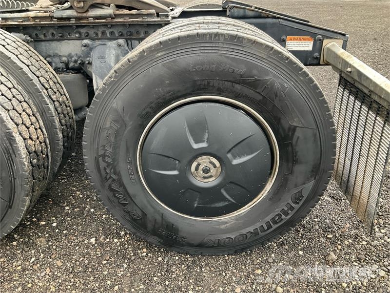 Freightliner Cascadia 126 6x4 T/A Sleeper Truck Tractor Vetopöytäautot