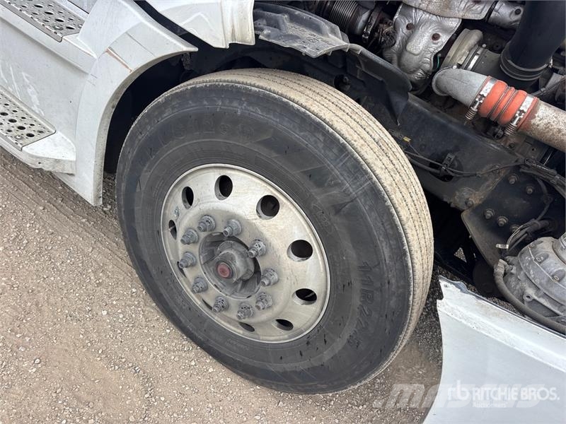 Freightliner Cascadia 126 6x4 T/A Sleeper Truck Tractor Тягачі