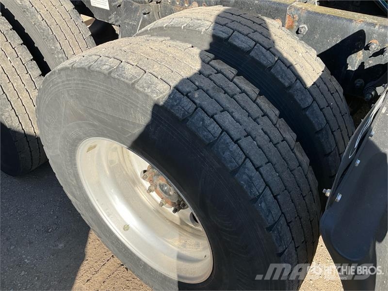 Freightliner Cascadia 126 6x4 T/A Sleeper Truck Tractor وحدات الجر
