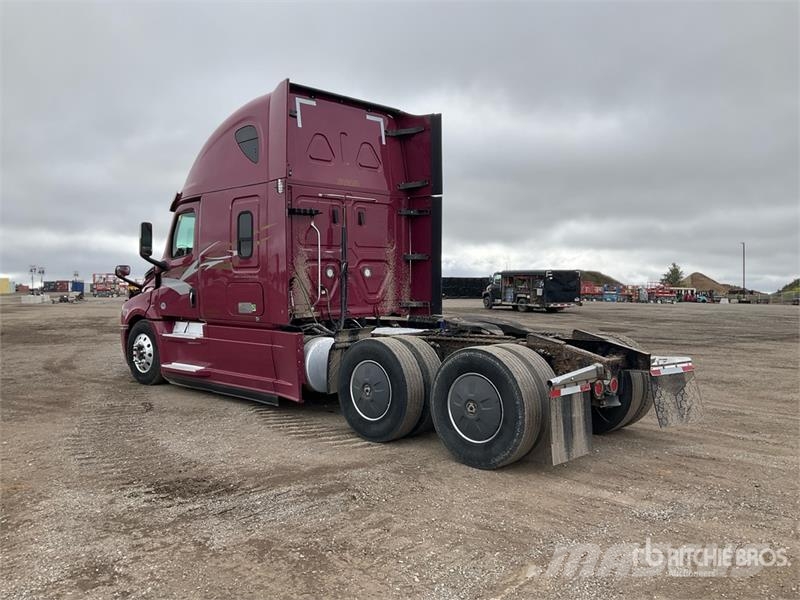 Freightliner Cascadia 126 6x4 T/A Sleeper Truck Tractor Tegljači