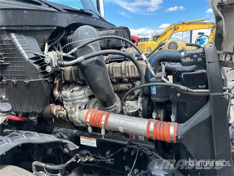 Freightliner Cascadia 126 6x4 T/A Sleeper Truck Tractor Vetopöytäautot