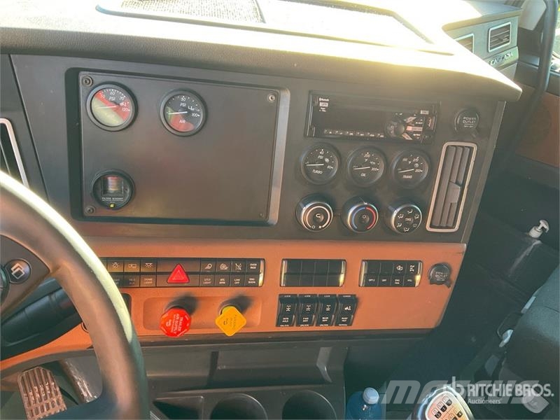 Freightliner Cascadia 126 6x4 T/A Sleeper Truck Tractor Traktorske jedinice