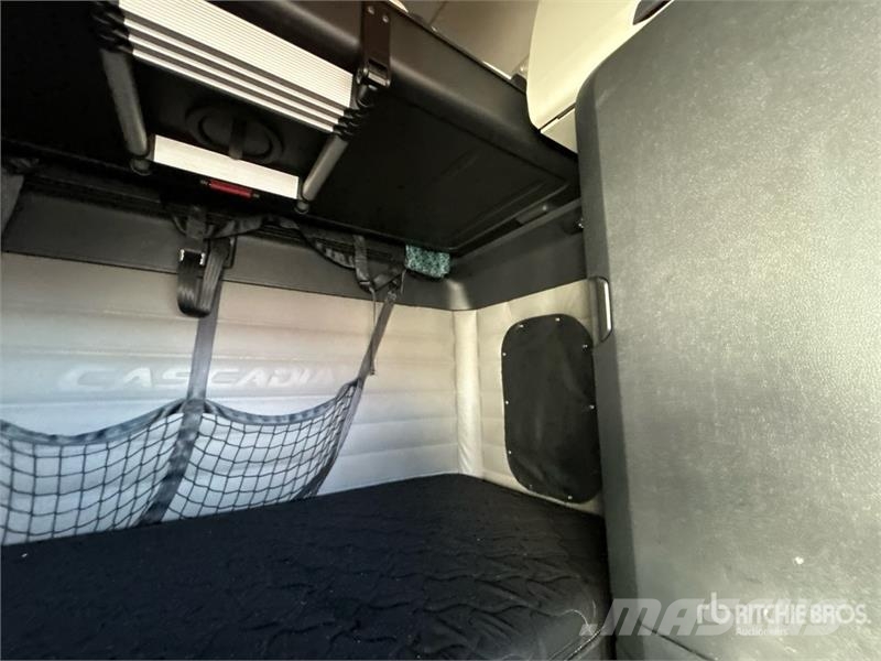 Freightliner Cascadia 126 6x4 T/A Sleeper Truck Tractor Vetopöytäautot