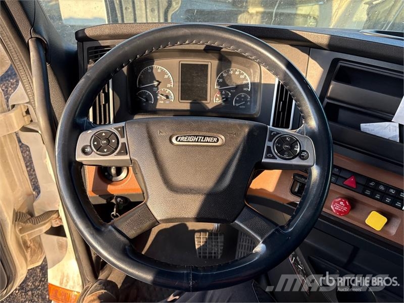 Freightliner Cascadia 126 6x4 T/A Sleeper Truck Tractor Седельные тягачи