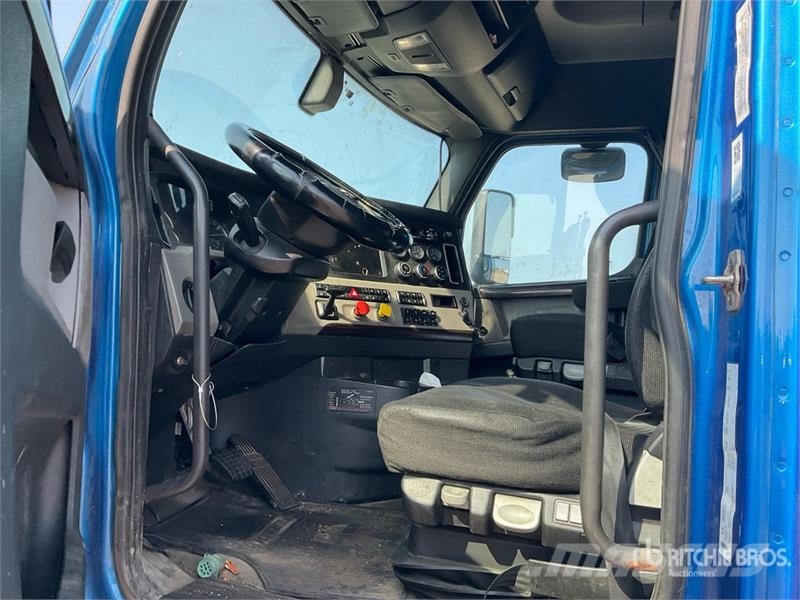 Freightliner Cascadia 126 6x4 T/A Sleeper Truck Tractor Sattelzugmaschinen