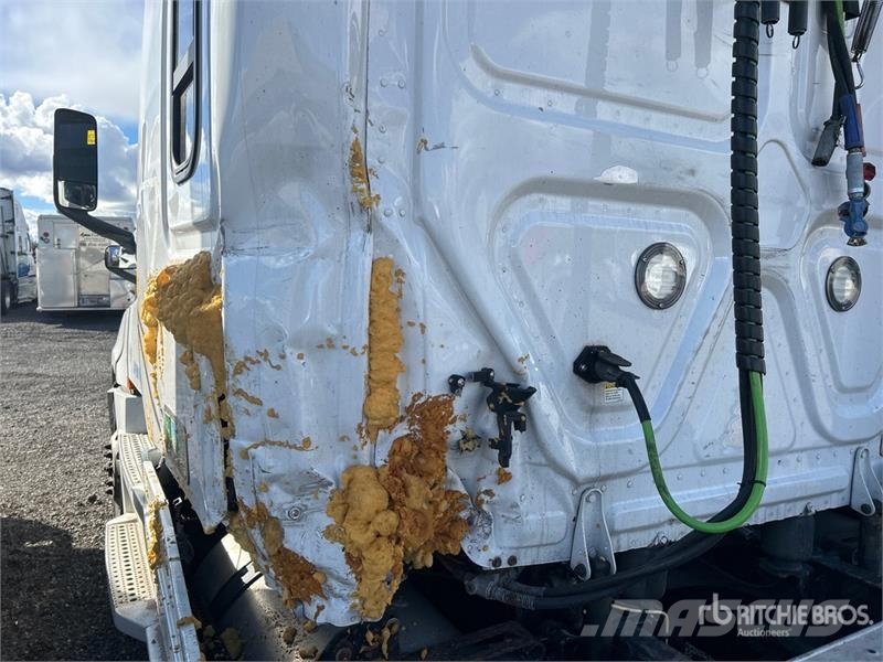 Freightliner Cascadia 126 6x4 T/A Sleeper Truck Tractor Cabezas tractoras