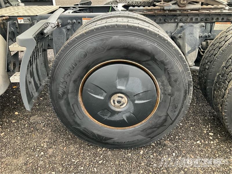 Freightliner Cascadia 126 6x4 T/A Sleeper Truck Tractor Vetopöytäautot
